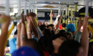 Trabalhadores que utilizarem ônibus lotados durante a pandemia podem pedir indenização 