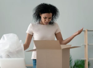 A garantia legal é assegurada a todos, por lei. O consumidor tem 30 dias a contar da entrega para reclamar de defeito aparente (aquele que se constata facilmente) no produto não durável