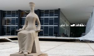 exigência da certidão fiscal para a homologação faz parte de um sistema em que o devedor deve efetivar a regularização, por meio do parcelamento, de seus débitos com o Fisco.
